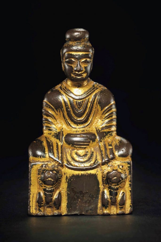 五胡十六国 鎏金铜释迦牟尼佛坐像，高3 ½吋 (9公分)。估价：30,000-40,000美元 成交价 USD 162,500。佳士得纽约于2017年9月14日举行的观悟正道：日本珍藏早期佛教艺术拍卖中呈献此拍品。