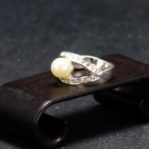 镶珍珠碎钻戒指