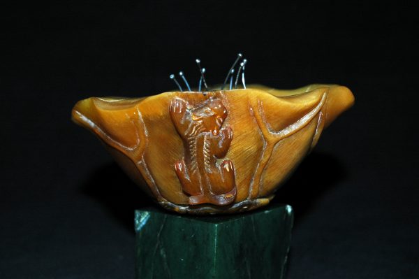 雕犀角荷花螭龙爵杯