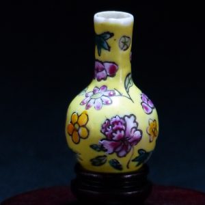 珐琅彩黄釉花卉纹小瓷瓶