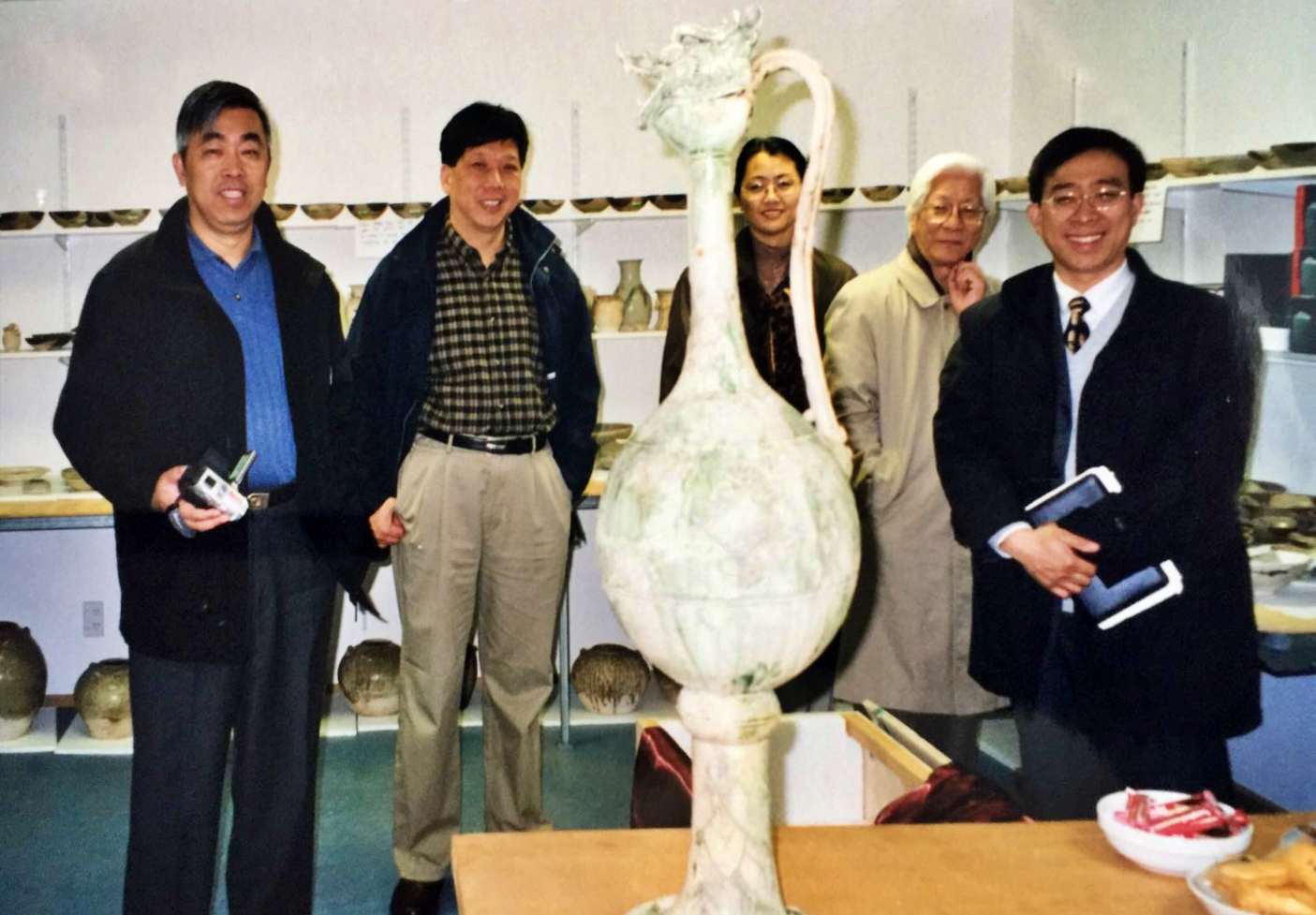 2002年4月，上海博物馆代表团一行5人赴新西兰“黑石号”文物整理现场考察。（从左至右分别为：许勇翔、陈克伦、周燕群、汪庆正、陈燮君）