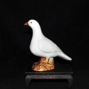 清 瓷塑白釉和平鸽摆件