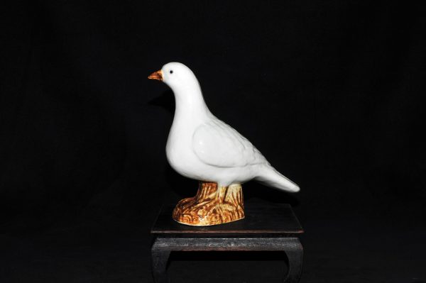 清 瓷塑白釉和平鸽摆件