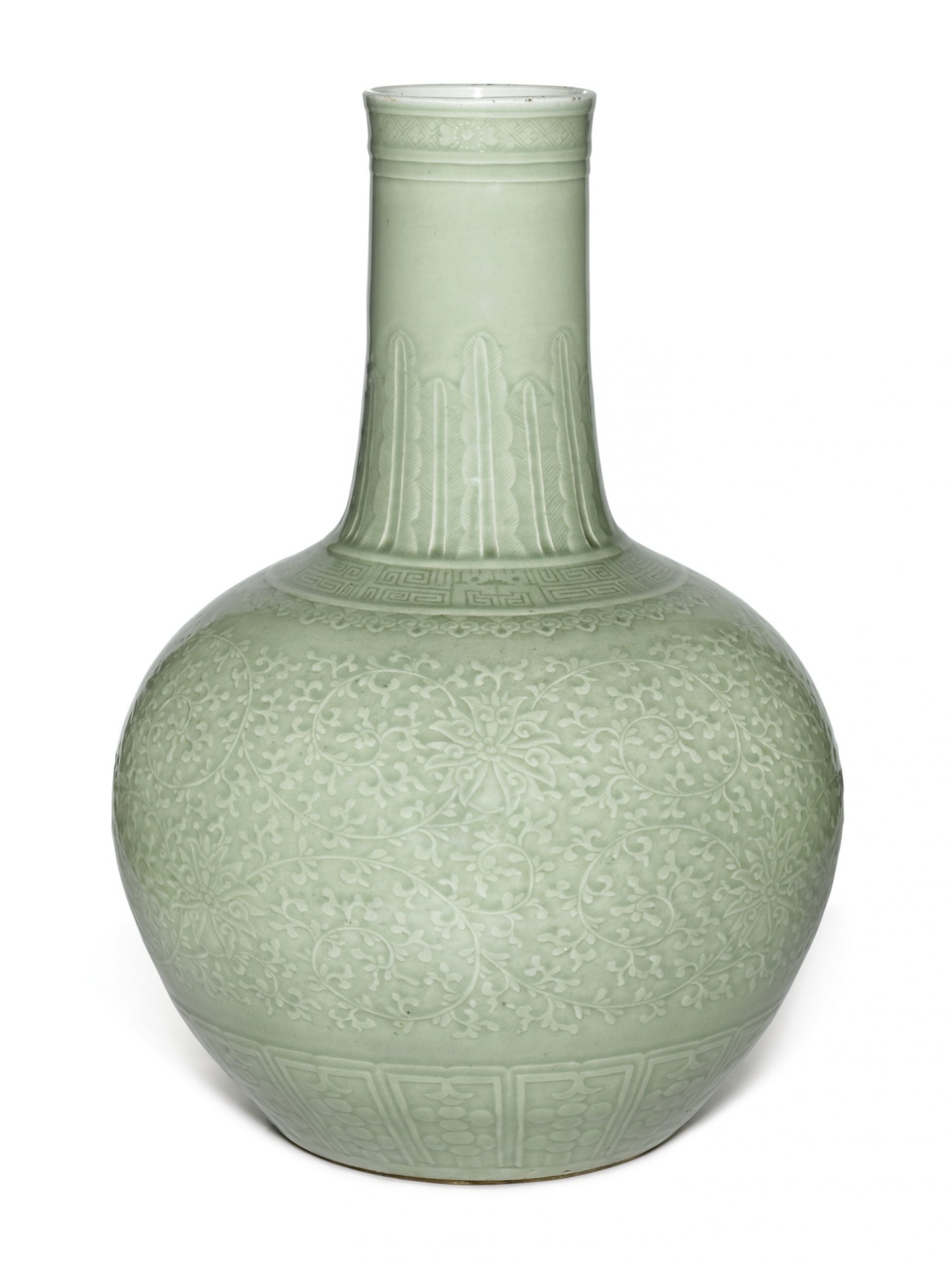清十九世紀 粉青釉纏枝番蓮紋天球瓶