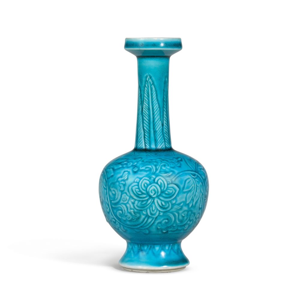 清十八世紀 孔雀藍釉刻纏枝蓮紋小瓶