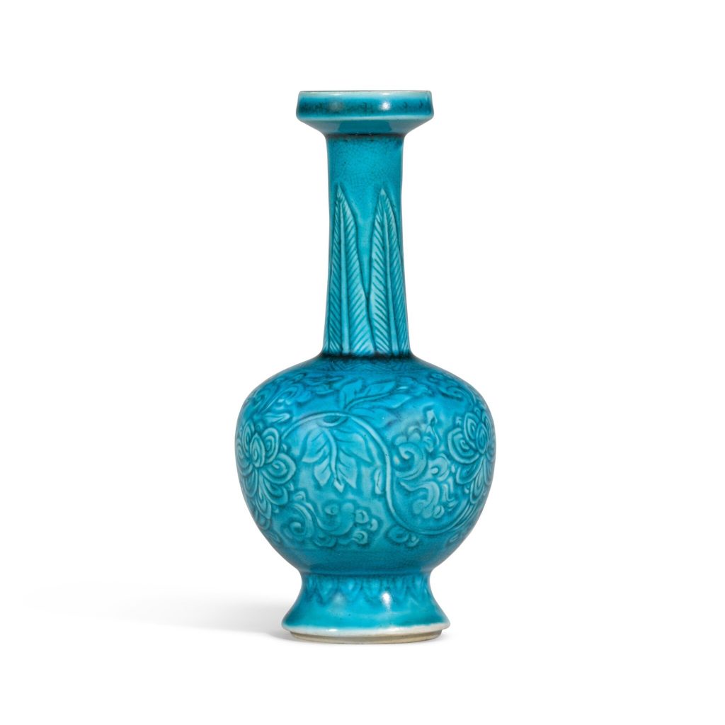  清十八世紀 孔雀藍釉刻纏枝蓮紋小瓶