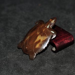 雕长寿龟 玳瑁壳 胸针