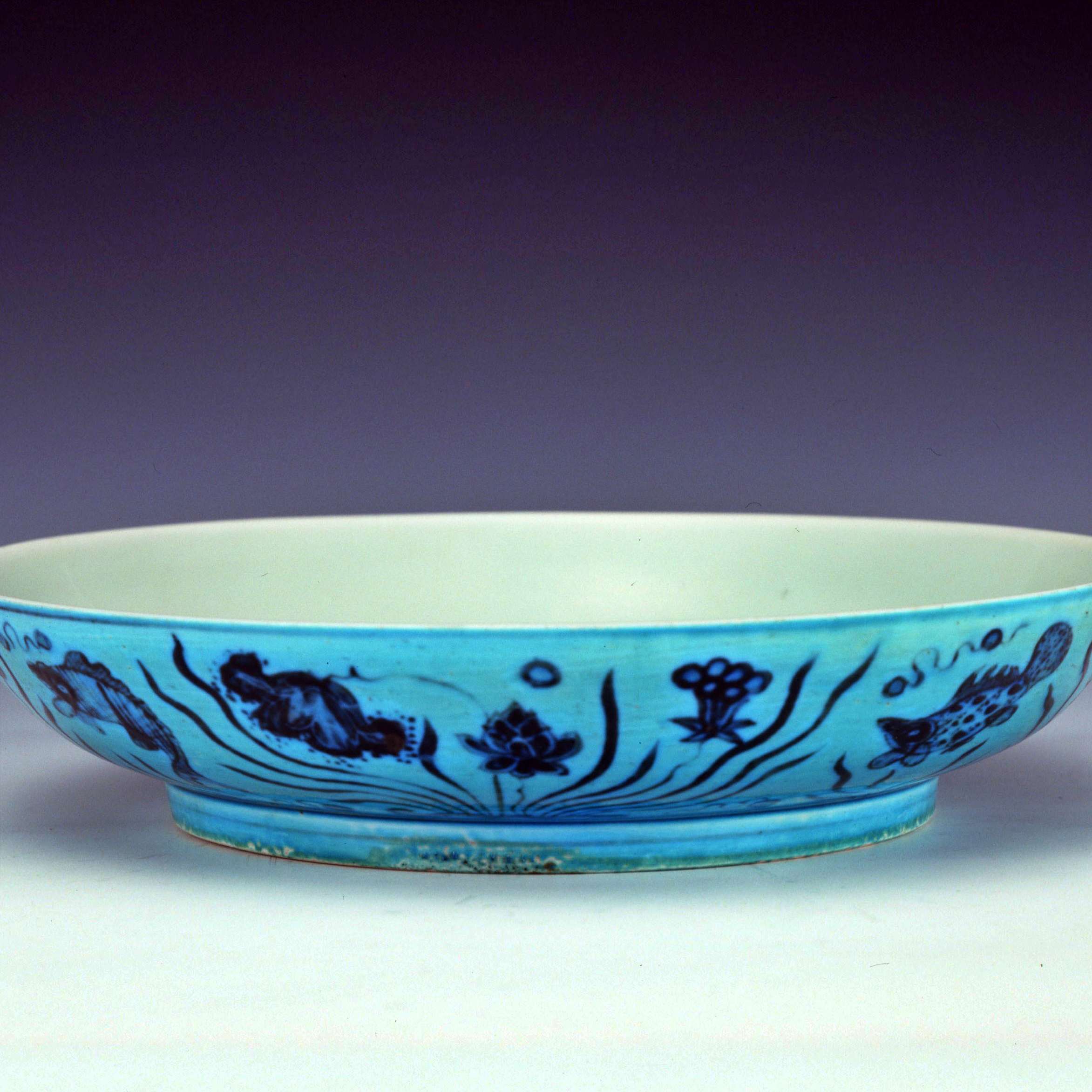 明成化（公元1465—1487年）孔雀绿釉青花鱼藻纹盘