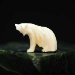 雕象牙北極熊擺件