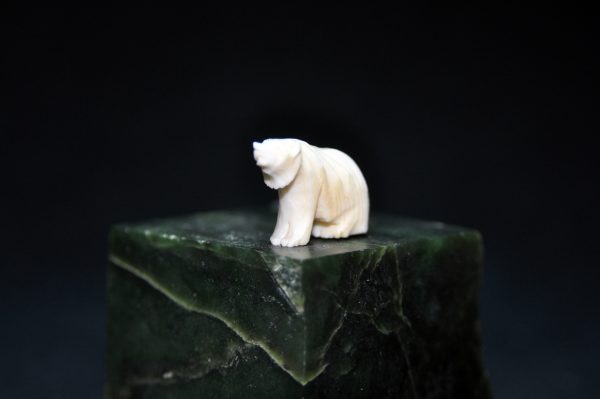 雕象牙北極熊擺件