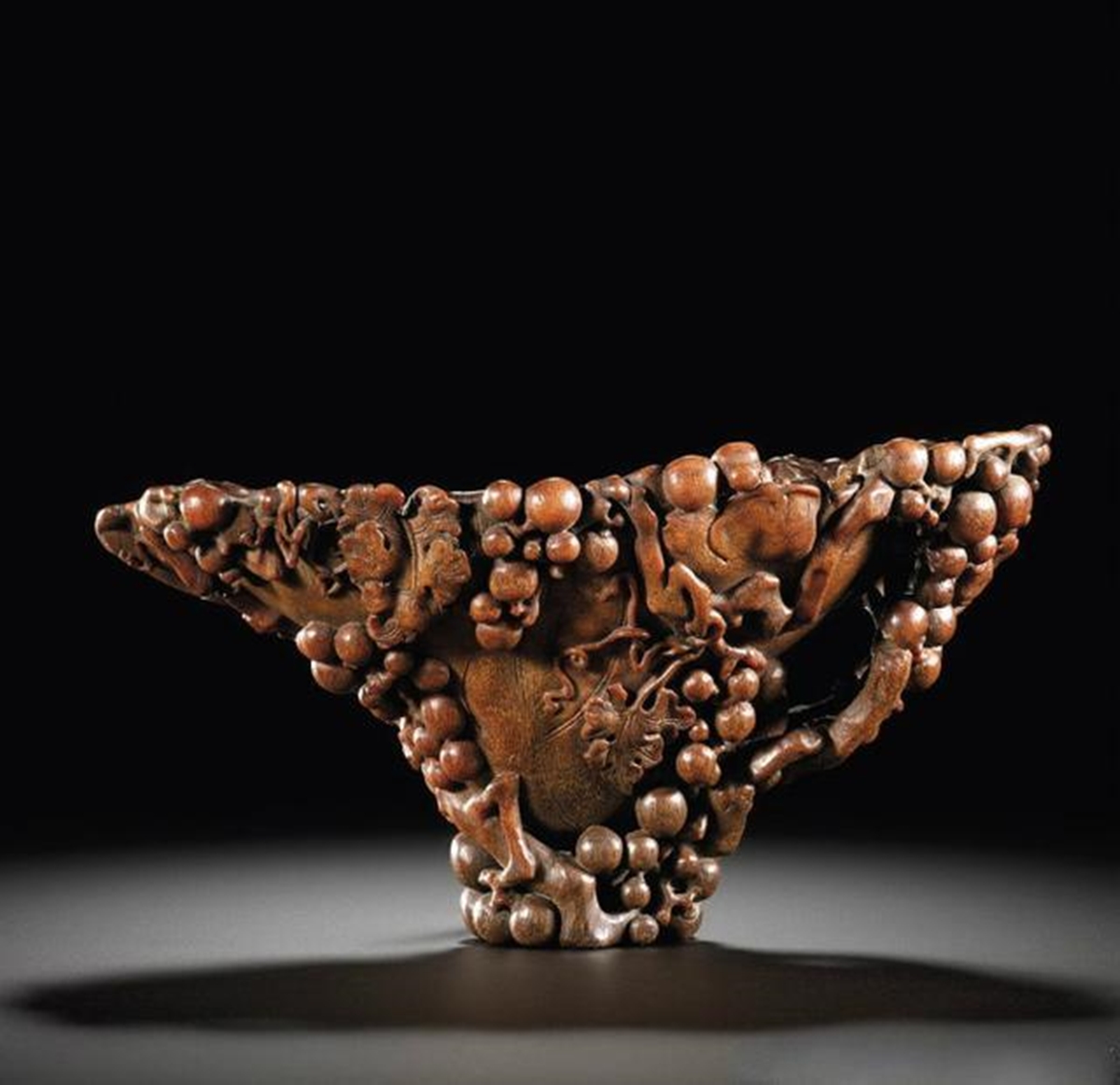 17世紀 《子貞》款 犀角雕葡萄多子杯