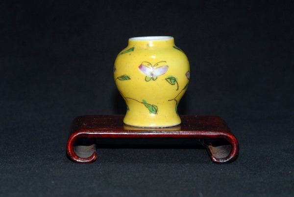 清 出口瓷 檸檬黃地粉彩花卉紋 微型將軍罐