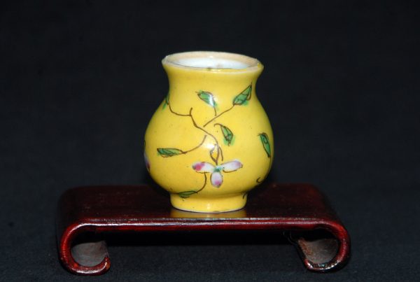 清 出口瓷 檸檬黃地粉彩花卉紋 微型將軍罐