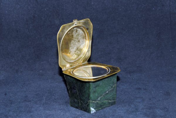 鏨花草紋銅鎏金化妝盒