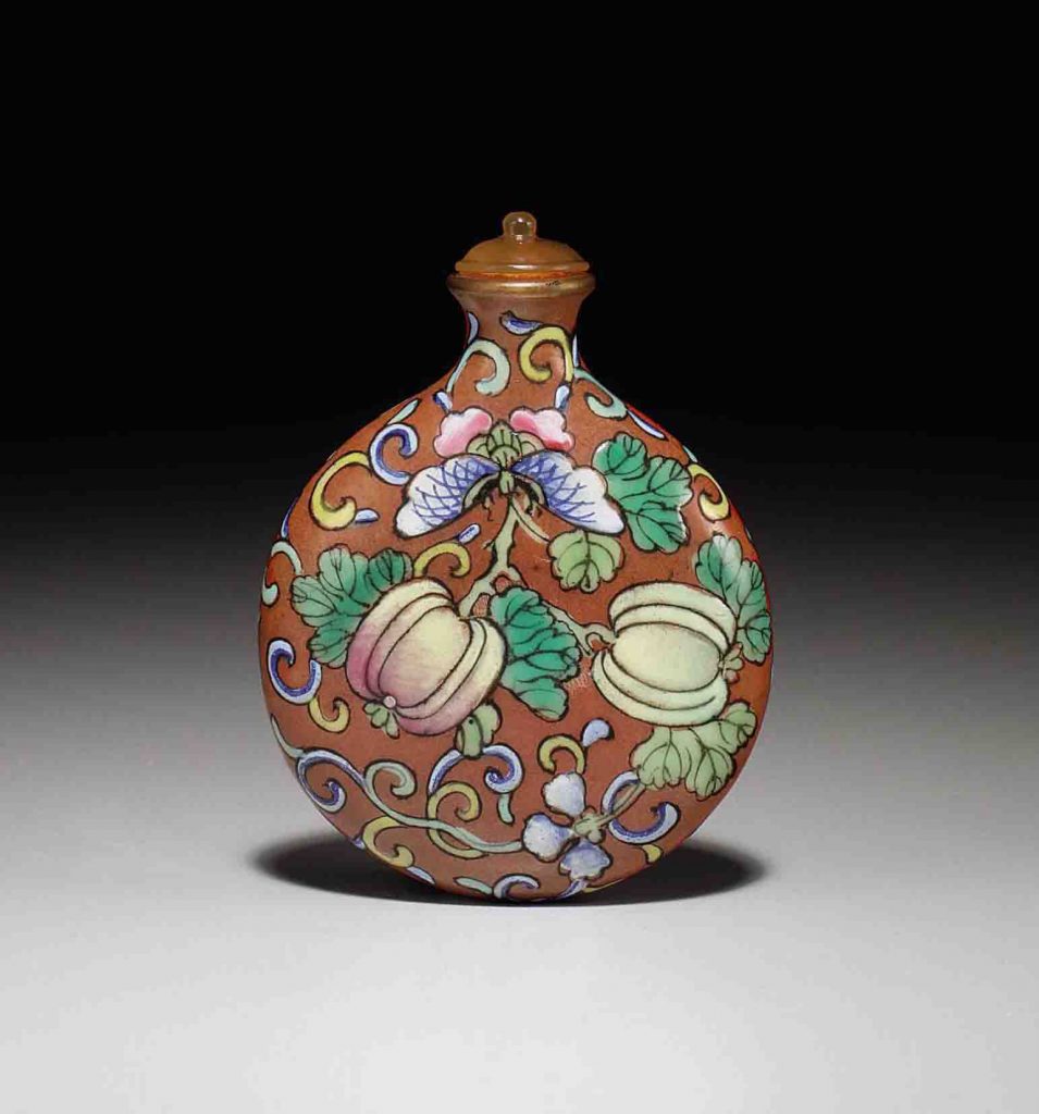 清1840-1900年 粉彩珊瑚紅地瓜瓞綿綿紋鼻煙壺