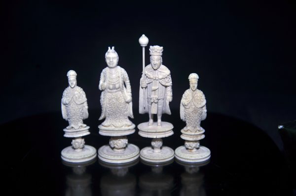 晚清民国 猛犸象牙圆雕国际象棋棋子(残)