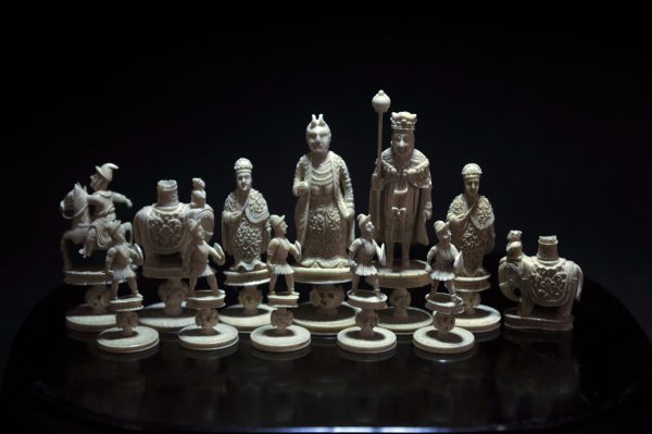 晚清民国 猛犸象牙圆雕国际象棋棋子(残)