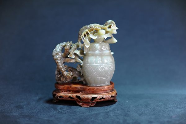 清 雕翡翠虾篓蓋瓶摆件 嵌银木座