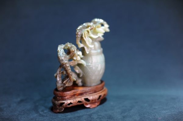 清 雕翡翠虾篓蓋瓶摆件 嵌银木座