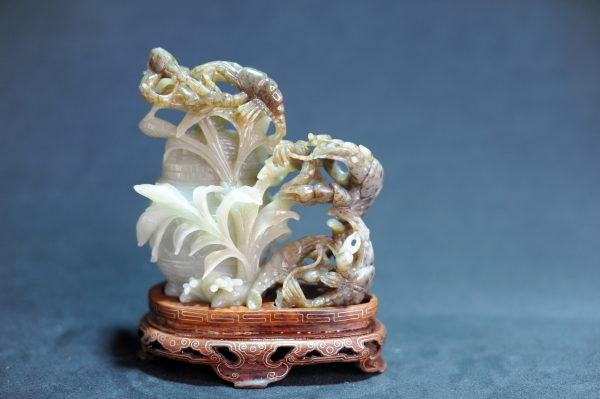 清 雕翡翠虾篓摆件