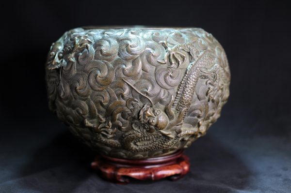 清乾隆 錾海水龙纹钵式铜炉