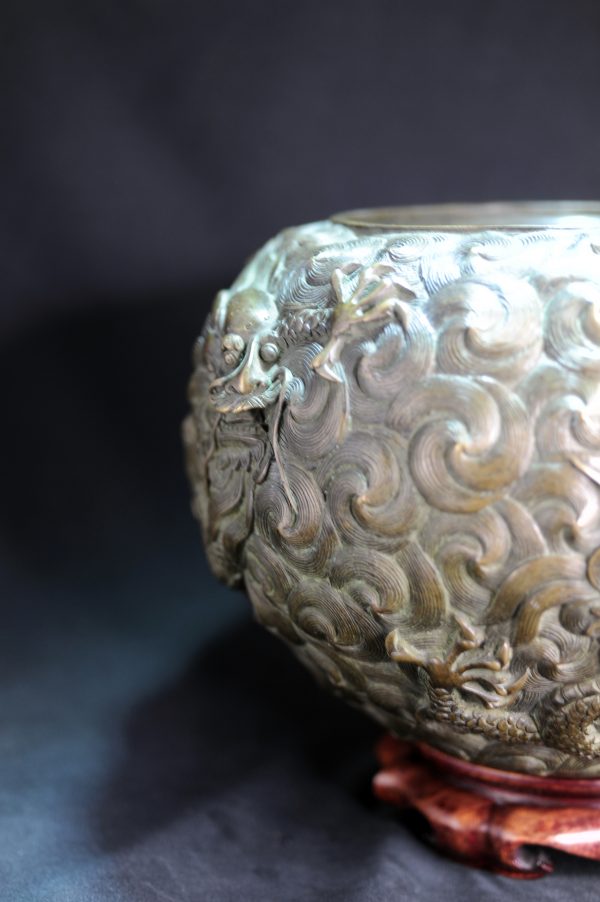 清乾隆 錾海水龙纹钵式铜炉