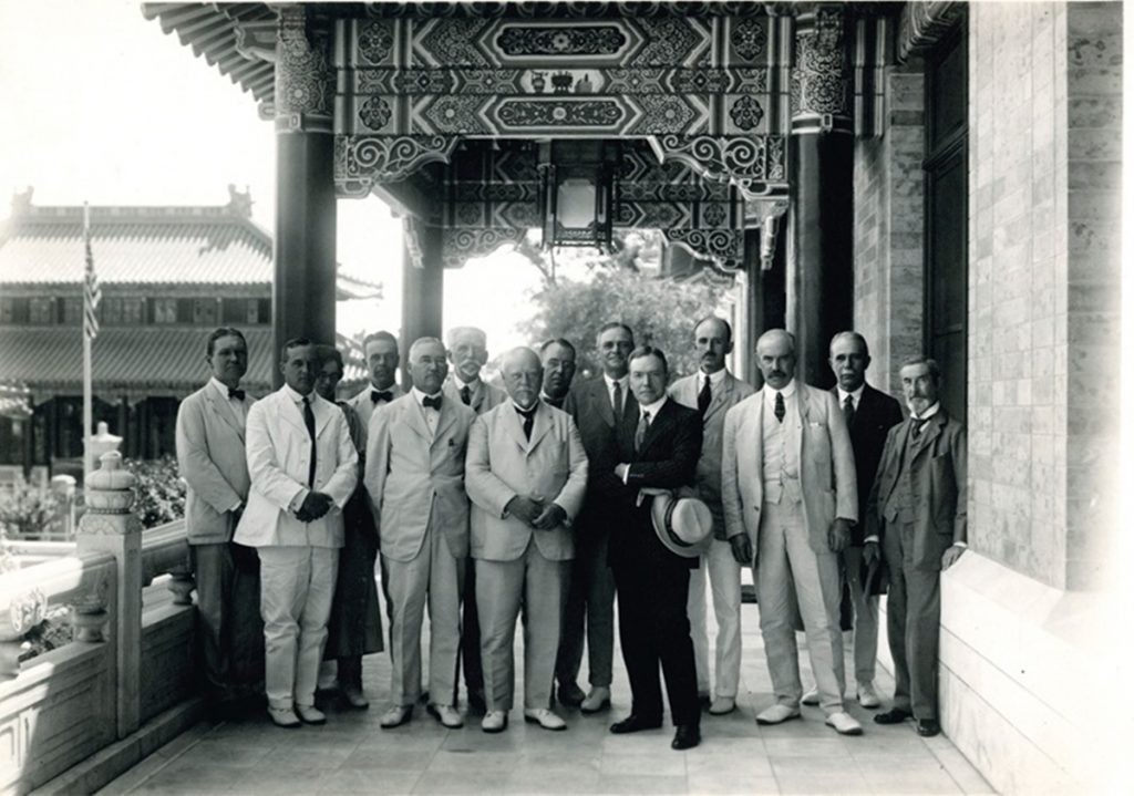 1921年，小約翰‧D‧洛克菲勒（John D. Rockefeller, Jr）和受託人攝於北京協和醫學院。照片由洛克菲勒檔案中心（Rockefeller Archive Center）提供
