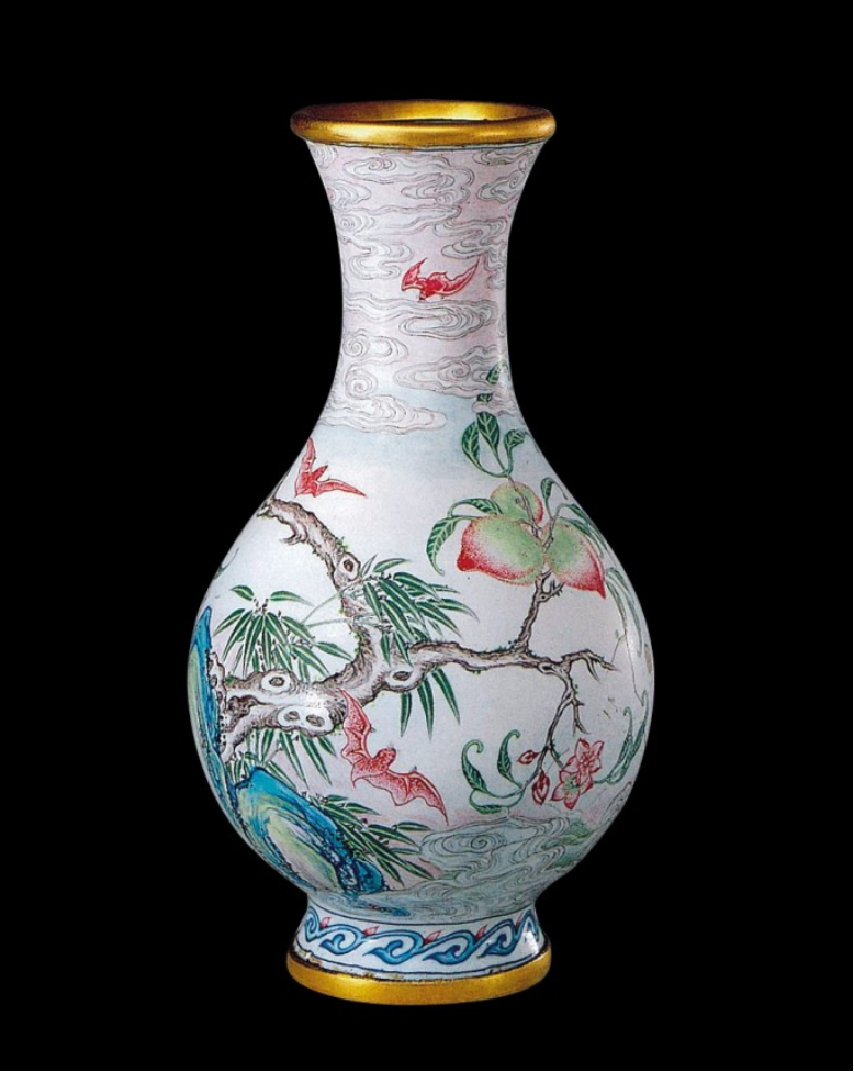  FIG. 2 A BEIJING PAINTED ENAMEL VASE WITH FRUITING AND FLOWERING PEACH TREE, MARK AND PERIOD OF KANGXI 圖二 清康熙　銅胎畫琺瑯桃蝠紋小瓶　《康熙御製》款 清宮舊藏 © 北京故宮博物院