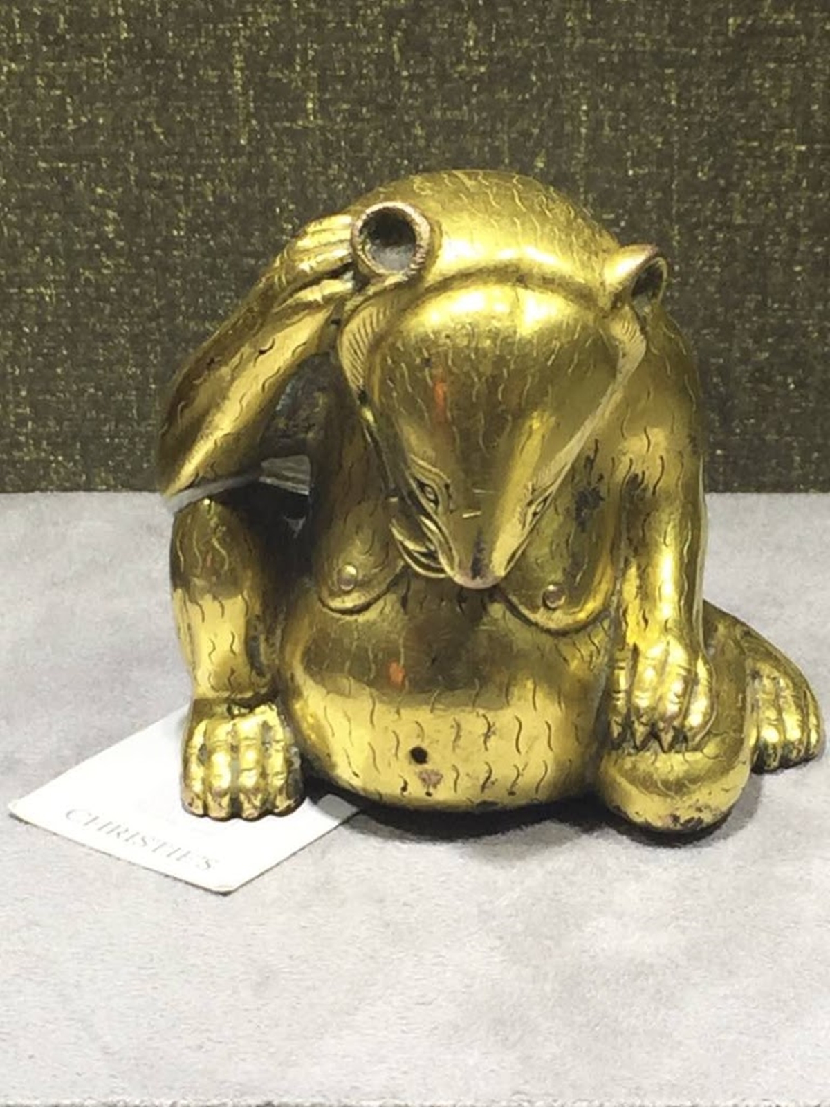 gilt bronze figure of a seated bear | china | western han dynasty (206 bce-8 ce) one of a set of four weights, used to anchor the corners of a bamboo seating mat sold for us$ 2,853,000 | christie’s new york | 17 march 2015 | sale 11418 | lot 1