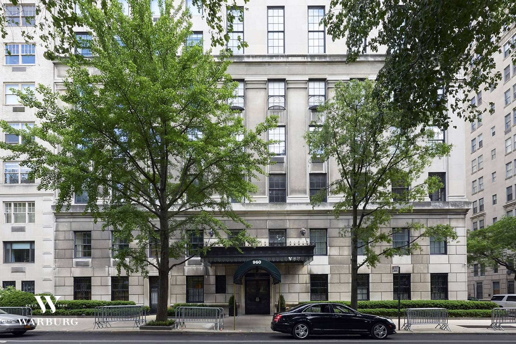 960 5th Avenue 坐落在第五大道、东77街的东北角，是纽约著名的A+级建筑。