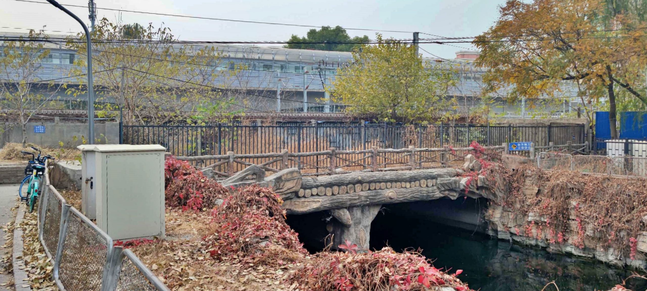 转河经娘娘庙路转向西直门北大街，通道上是铁路和13号地铁