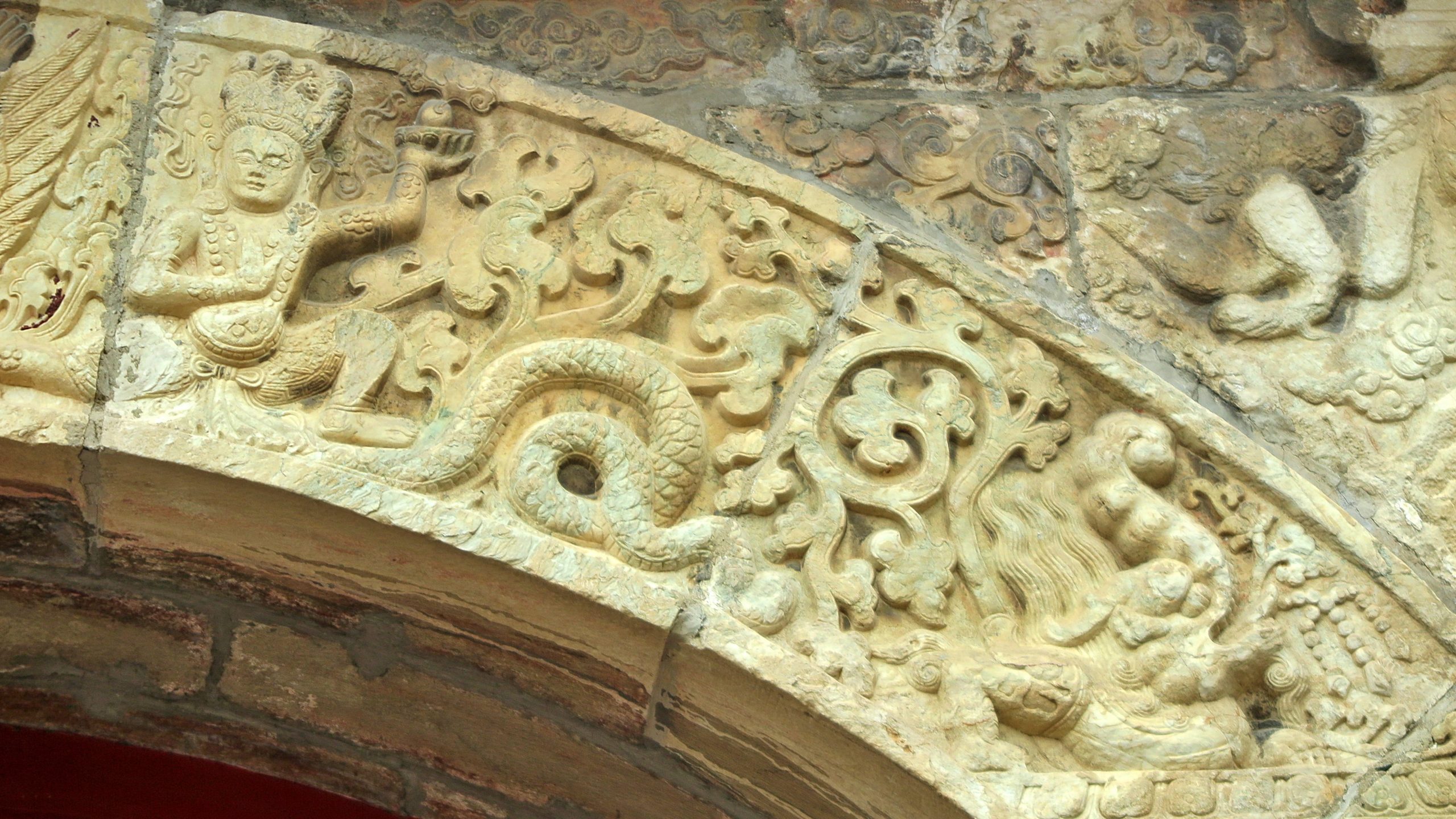 拱门券面上刻有金翅鸟、狮、象、孔雀、飞羊等图饰。