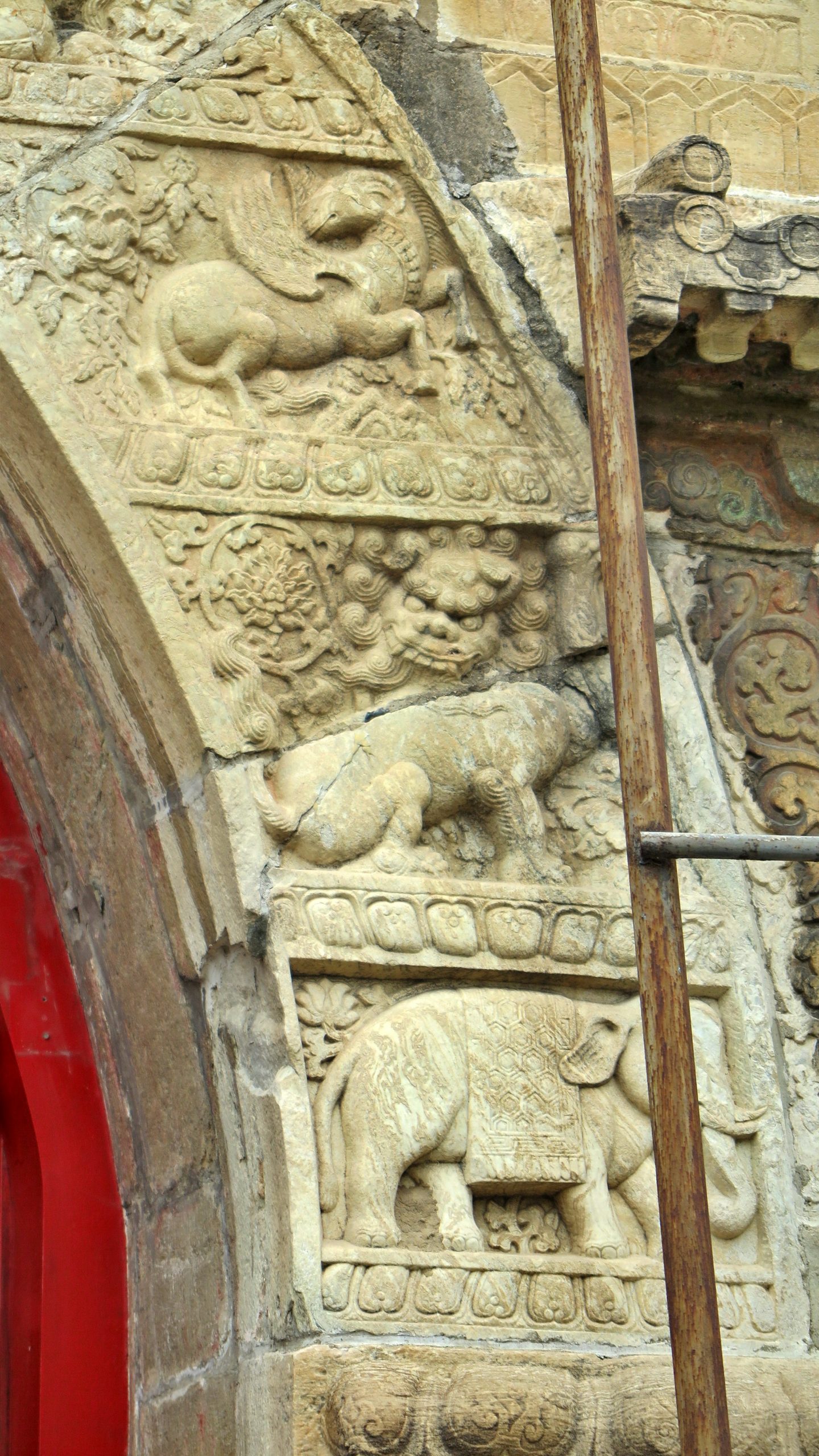 拱门券面上刻有金翅鸟、狮、象、孔雀、飞羊等图饰。