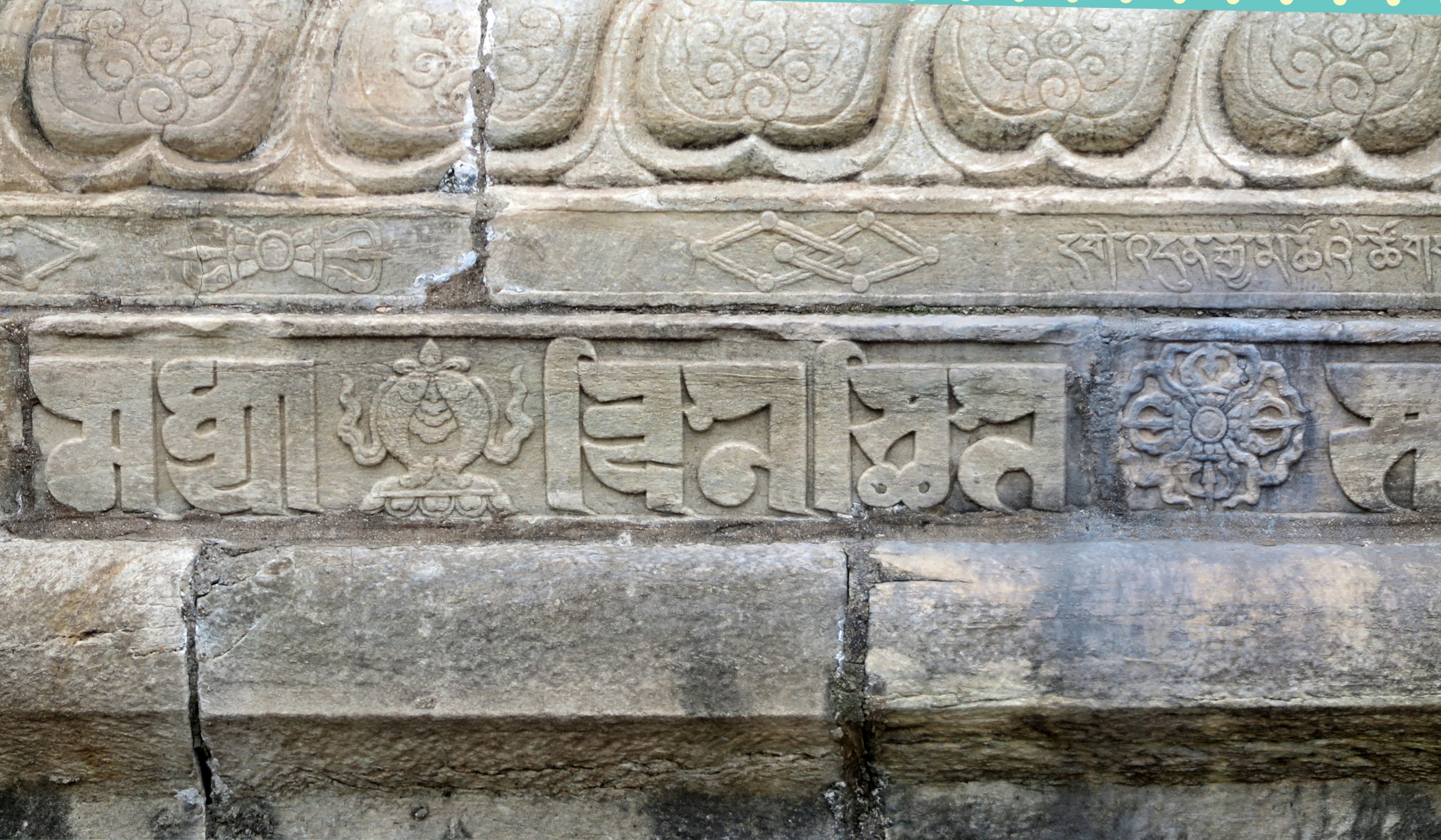 北京真觉寺–-五塔金刚宝座 双鱼，金刚杵，梵文