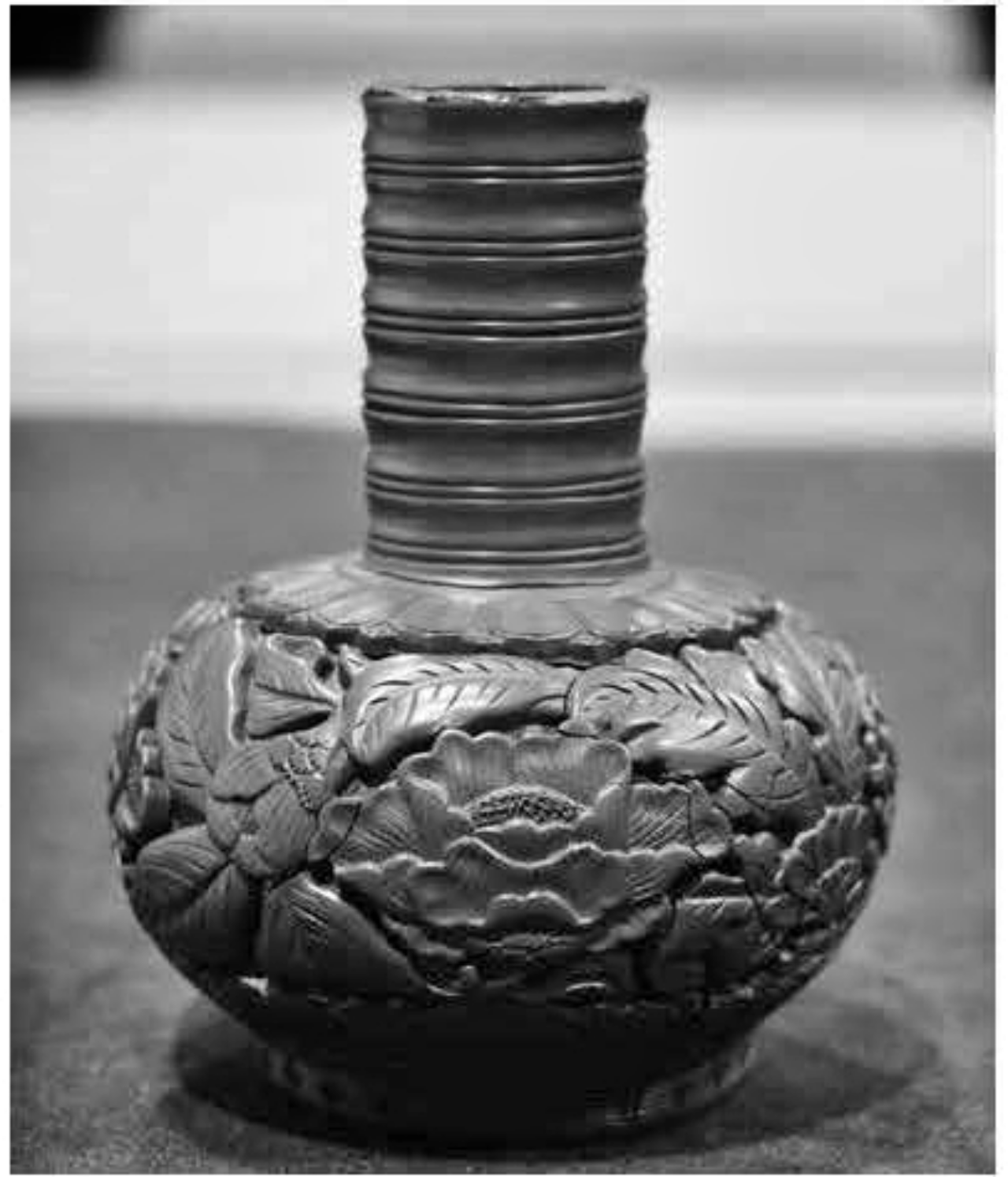 圖18a 明,15世紀初,宣德款,剔紅花卉紋 竹節瓶,大英博物館藏 © Trustees of the British Museum,筆者自攝(2016年9 月28日)