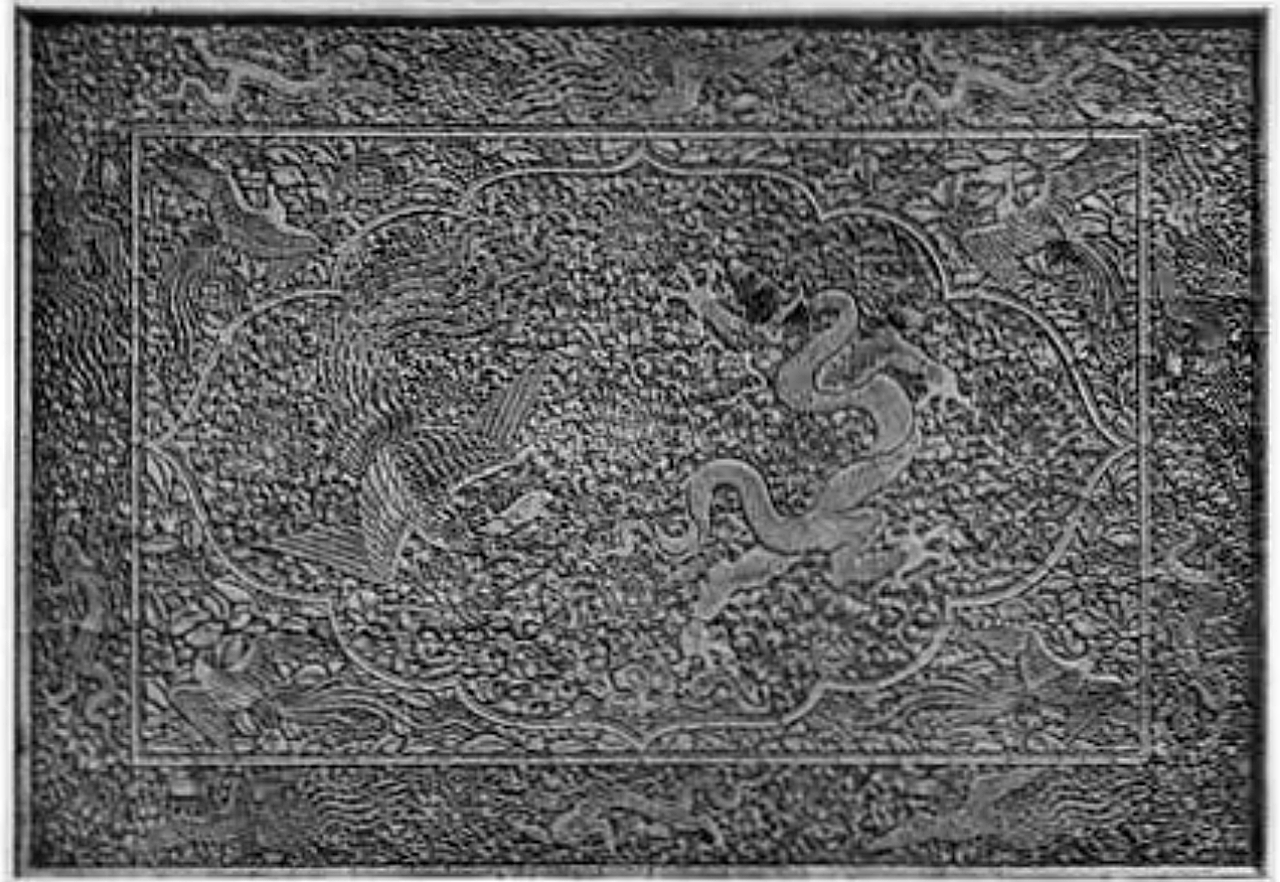 圖25b  明,15世紀初,宣德款,剔紅龍鳳花卉 紋長方桌,桌面,維多利亞與艾爾伯特博 物館藏,採自 Fritz Löw-Beer, "Chinese Lacquer of the Early 15the Century,” pl. 11.