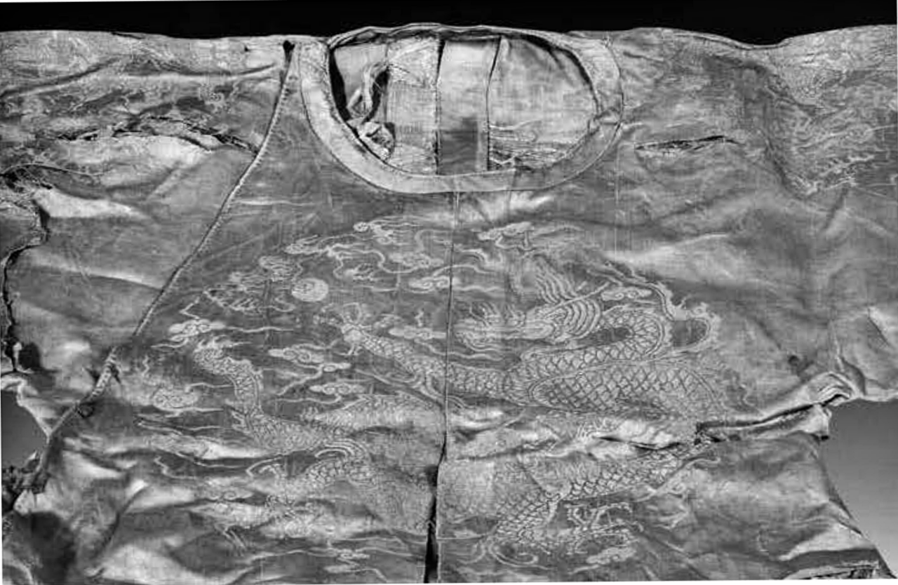 圖29 明, 1390年, 將金四團龍紋緞袍, 山東鄒城魯荒王朱種墓出土, 山東博物館藏, 採自《魯荒王墓》, 圖版 27。