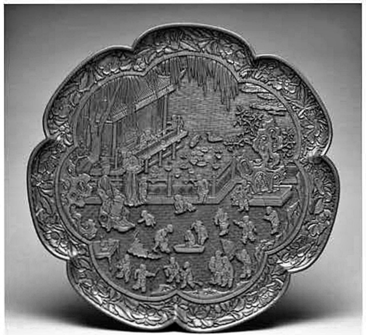 圖33 元,剔紅百嬰戲圖僻式盤,紐約大都會博物館 藏,採自 East Asian Lacquer, pl. 23。