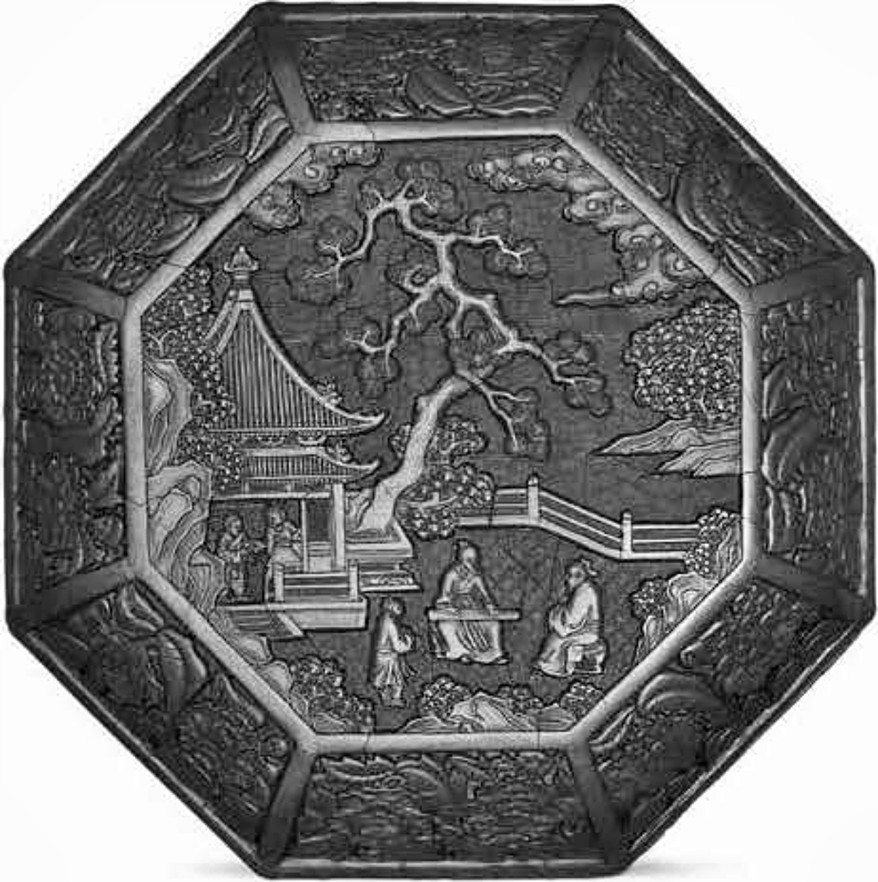 圖42  明, 15世紀初, 永樂款, 剔紅松下撫琴圖八方盒, 北京故宮博物院藏, 採自夏更起編,《故宮博物院藏文 物珍品大系·元明漆器》, 圖 24。