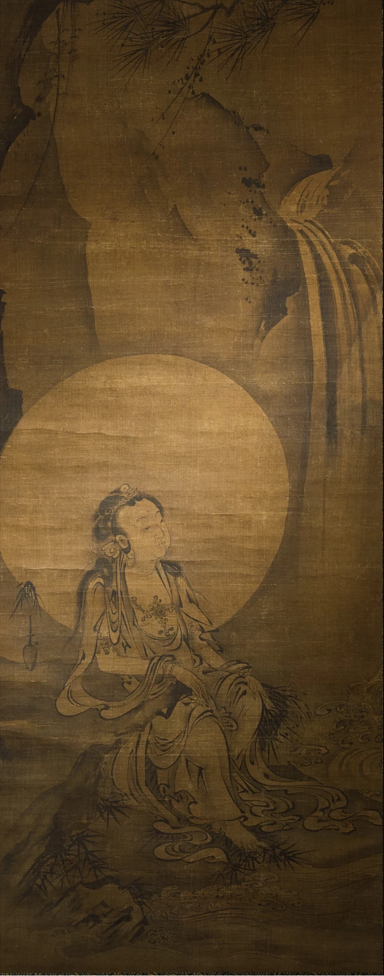 FIG. 1 ANONYMOUS, A PAINTING OF A BODHISATTVA AVALOKITESHVARA, SONG - YUAN DYNASTY, INK ON SILK, HANGING SCROLL, 124 BY 48.8 CM SOTHEBY'S HONG KONG, 6TH OCTOBER 2019, LOT 2569 圖一 宋至元　佚名《水月觀音》軸　絹本水墨 124 X 48.8 公分 香港蘇富比2019年10月6日，編號2569