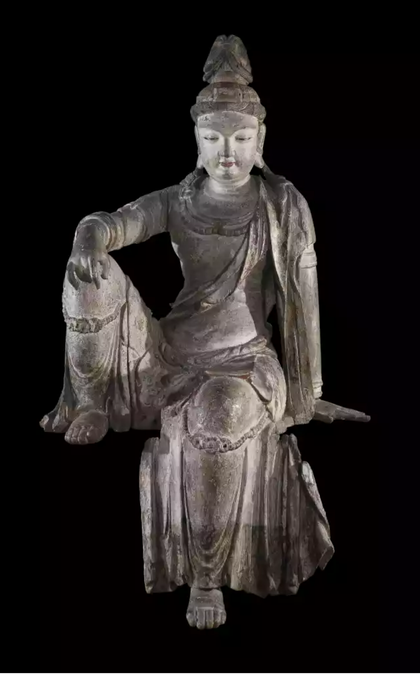 FIG. 2 A WOOD SCULPTURE OF A SEATED BODHISATTVA AVALOKITESHVARA, SONG - JIN DYNASTY, H. 170 CM © THE TRUSTEES OF THE BRITISH MUSEUM (NO. 1920,0615.1) 圖二 宋至金　木雕觀世音菩薩坐像　高 170 公分 © 大英博物館信託基金會（編號1920,0615.1）