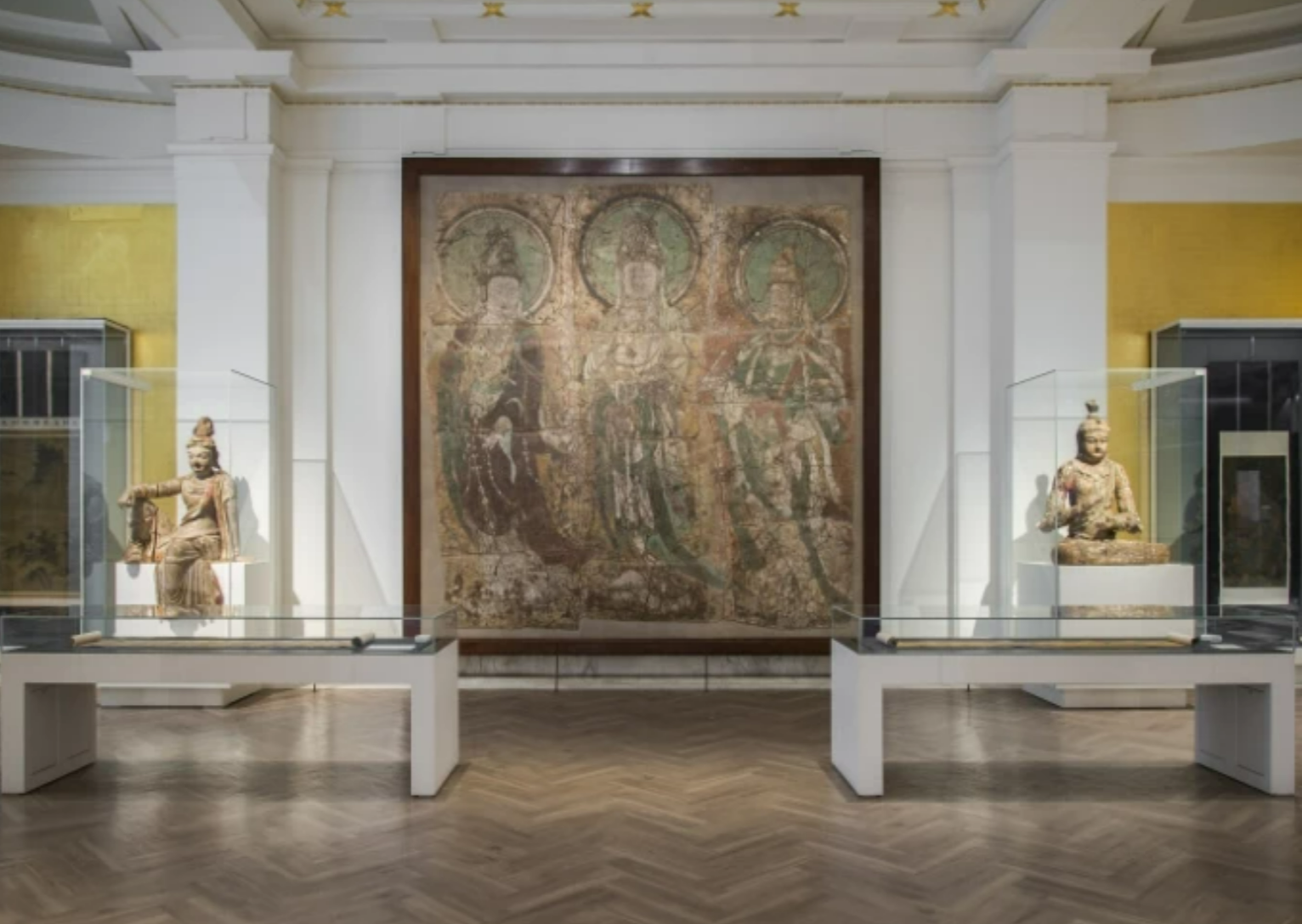 FIG. 3 THE FIGURE OF AVALOKITESHVARA IN THE SIR JOSEPH HOTUNG GALLERY OF CHINA AND SOUTH ASIA, ROOM 33, BRITISH MUSEUM, IN SITU © THE TRUSTEES OF THE BRITISH MUSEUM (IMAGE NO. 01613464434) 圖三 倫敦大英博物館何鴻卿爵士中國與南亞館內木雕菩薩陳列 © 大英博物館信託基金會（照片編號01613464434） THE BRITISH MUSEUM / TRUSTEES OF THE BRITISH MUSEUM