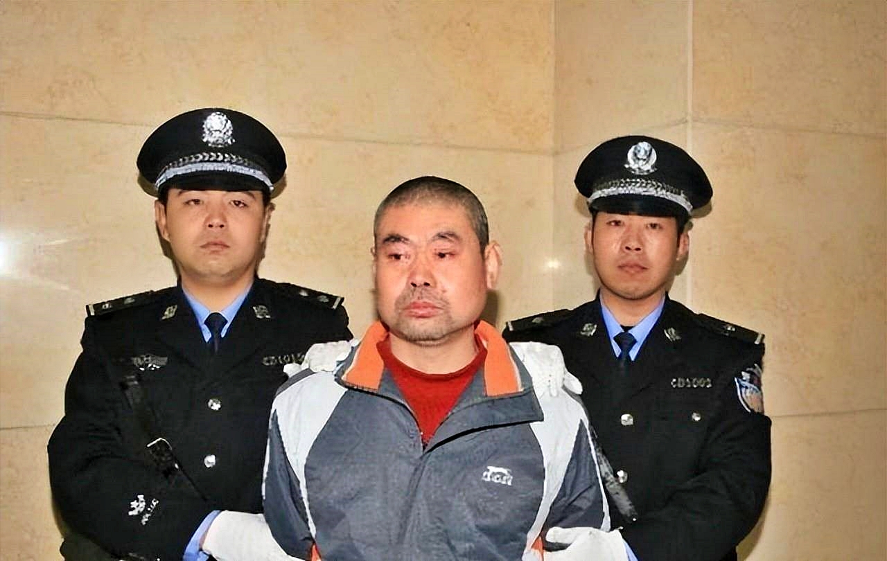 2010年11月19日，李海涛被押赴刑场之际，他已经满头白发、双眼红肿、神情呆滞