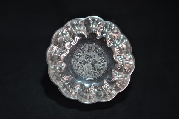 清 瓜棱型錾花卉纹底大银碗钵