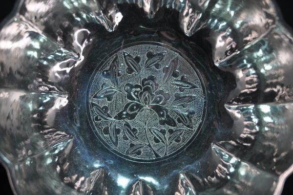 清 瓜棱型錾花卉纹底大银碗钵