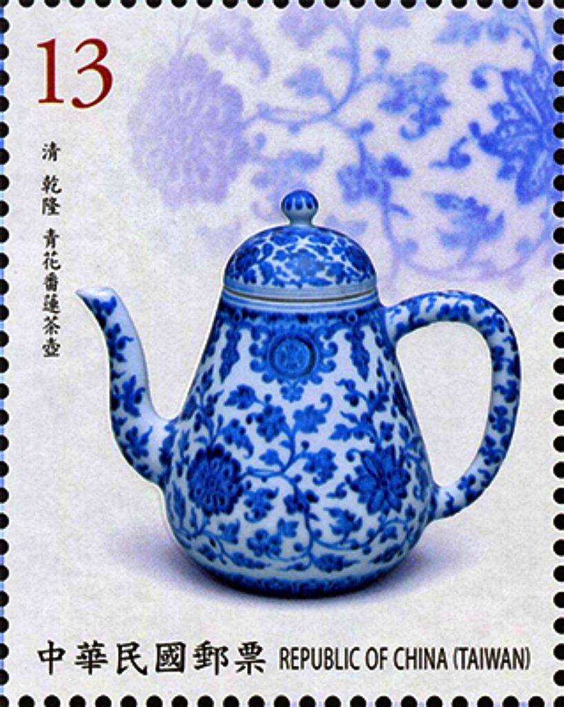 清 乾隆 青花番蓮茶壺