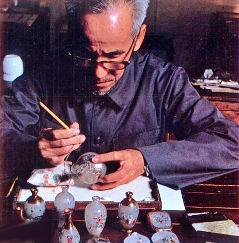 吴松龄（1920-1998年），笔名笑翁，是汕头瓶内画创始人，师从国画家黄史庭。