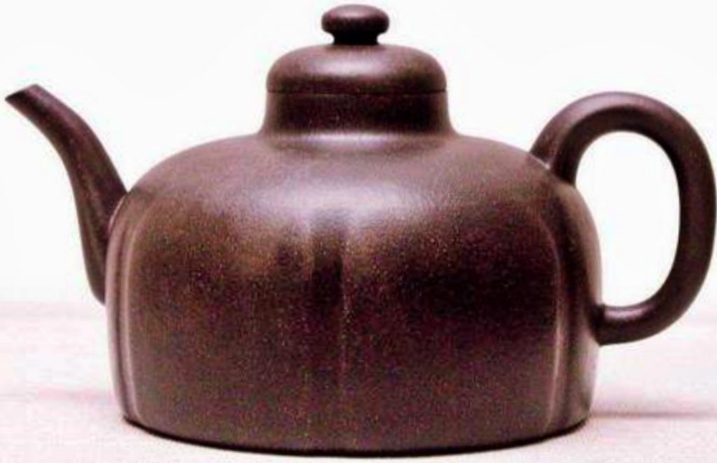六瓣圆囊壶，藏香港茶具文物馆