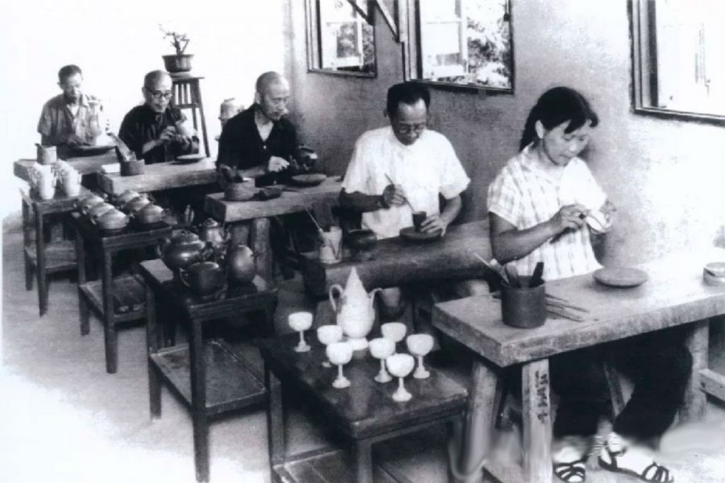 1956年，宜兴紫砂艺人在紫砂工场进行制作(从前至后：蒋蓉、裴石民、吴云根、王寅春、陈福渊)
