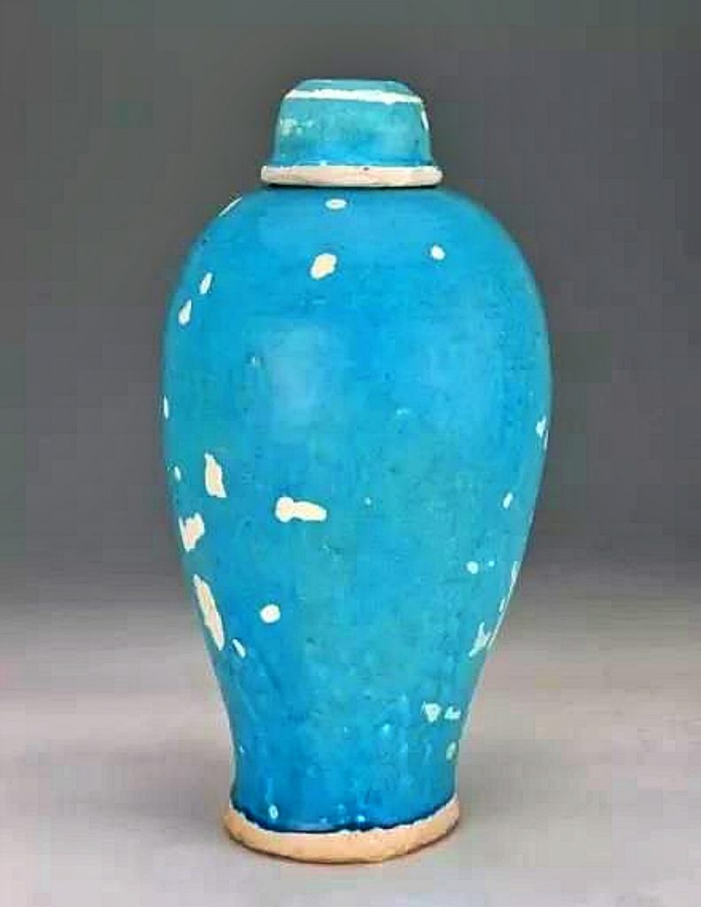 图 17 孔雀蓝釉梅瓶 杭州窖藏出土 高：35 公分《文物》，2001-11，页 52，图 30